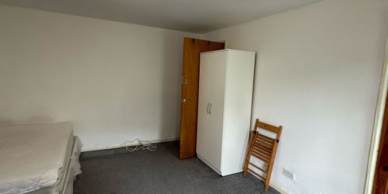 A lovely room in a huge house. - Photo 3
