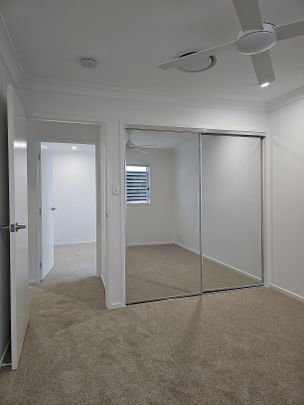 PERFECTLY LOCATED - SPACIOUS 4 BED TOWNHOUSE WITH DUCTED AIRCON - Photo 1