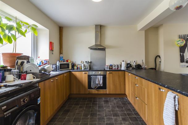House - Terraced For Rent Broadway, Pontypridd - Photo 1