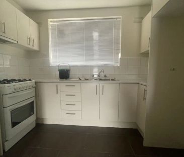 “LIGHT FILLED APARTMENT!” - Photo 5