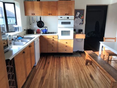 This well-presented three-bedroom, single-bathroom home offers comfortable and convenient living in a sought-after Hamilton location. - Photo 3