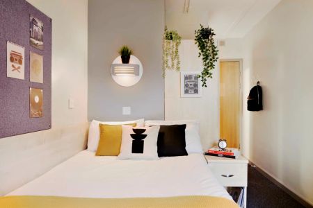 Standard En-suite Single - Photo 5