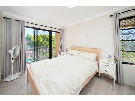 Renovated unit in a quiet convenient location - Photo 3