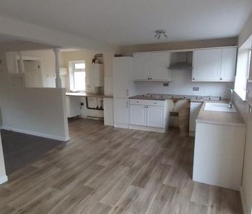 4 bedroom detached house to rent - Photo 4