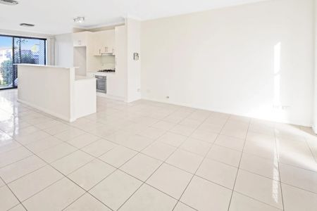 Beautifully presented 2 Bed + Study Townhouse in Prime Toongabbie location - Photo 2