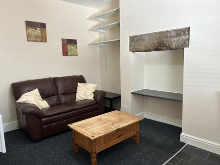 We are pleased to offer To Let this quiet, clean and comfortable ground floor one bedroom flat on Noster View in Beeston, LS11. AVAILABLE DECEMBER 2025 - Photo 3