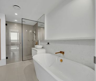 Light-Filled Two-Bedroom Apartment in Conservatory - Photo 6