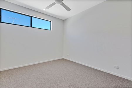 Luxurious Top Floor Unit with Terrace, Ocean Views. Water and Electricity Included! - Photo 5