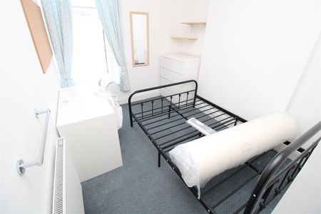 House - Terraced For Rent Bertha Street, Pontypridd - Photo 2