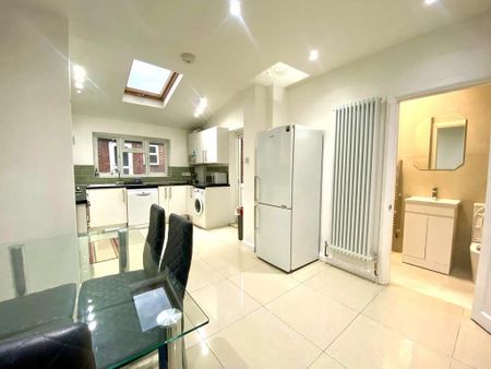 4 bedroom terraced house to rent - Photo 4