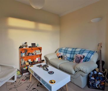 3 bedroom House in Queenswood Gardens, Leeds - Photo 3