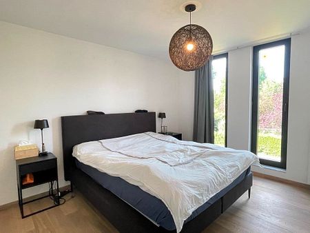 Ruim, strak en luxueus nieuwbouw appartement met 2 slaapkamers en garagebox gelegen in de omgeving van het Sint-Pietersstation. - Foto 4