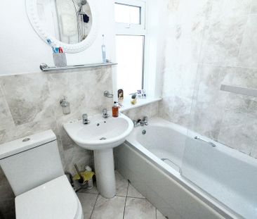 2 bedroom end of terrace house to rent - Photo 3