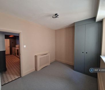 2 bedroom maisonette to rent - Photo 2