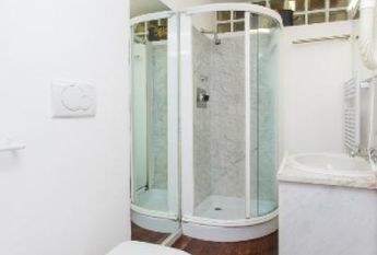 Center-Popolo: Modern, renovated 1 Bedroom, bath, kitchen. Parquet floors, bright, silent, located in beautiful villa near center, park, transport. Ref 847