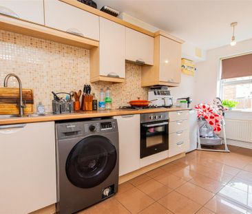 3 bed House - Mid Terrace To Let - Photo 6
