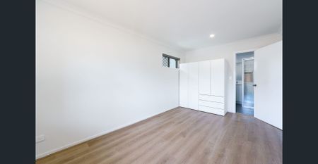 Refurbished Over 55's Unit with Courtyard - Photo 2