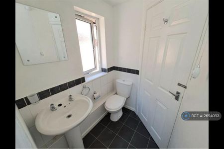 2 bedroom semi-detached house to rent - Photo 2