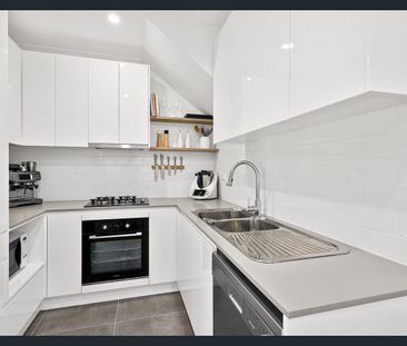 Modern Townhouse - Photo 2