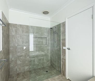 5 Bedroom + Study Home in The Grange Estate Thurgoona - Photo 4