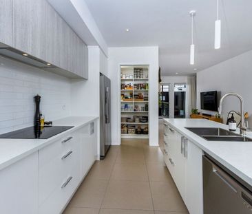 Fab spacious family home in great location with Double Garage!! - Photo 3