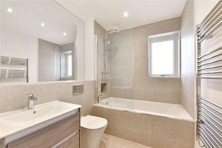 A beautifully present one bedroom first floor apartment, located off the High Street and with one allocated parking space. - Photo 5