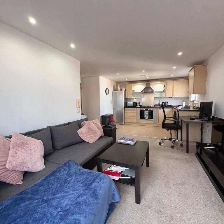 2 bedroom property to rent - Photo 1