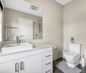 “Style & Luxury in Pascoe Vale” - Photo 3