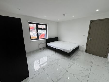 1 bedroom in a house share to rent - Photo 2