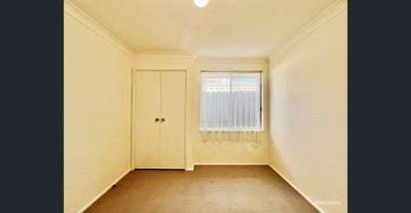 Spacious Five-Bedroom Family Home in a Quiet Cul-de-Sac.. - Photo 4