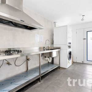 RECENTLY RENOVATED & FURNISHED ROOM - Photo 3