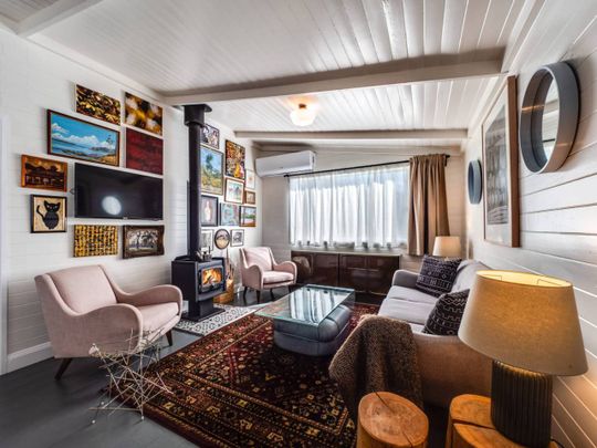 Fully Furnished country feel cottage. - Photo 1