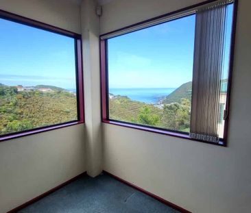 Spacious 5-Bedroom Home with Stunning Ocean Views - Photo 1