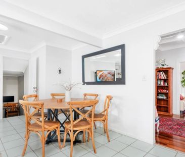 Spacious Family Living on an Expansive 810sqm Block – Pool, Multipl... - Photo 6