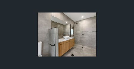 Huge Family Home With Designer Fixtures ! - Photo 4