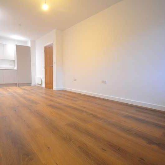 Lakeside East, The Causeway, Staines-upon-thames, TW18 - Photo 1