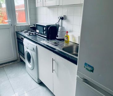 1 bedroom in a house share to rent - Photo 3