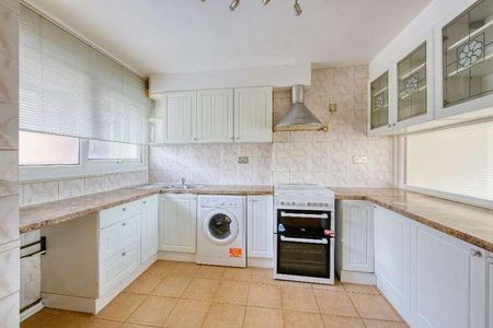 Ewhurst Court, Mitcham, CR4 - Photo 4