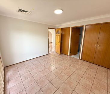 SPACIOUS FAMILY HOME IN A PRIME LOCATION! - Photo 3