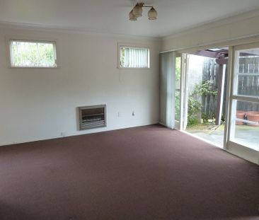 Sunny 3-bedroom standalone weatherboard house - Photo 5