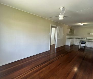 ENJOY THE NATURAL LIGHT, FUNCTIONAL LAYOUT AND HIGH SET HOME THAT I... - Photo 1