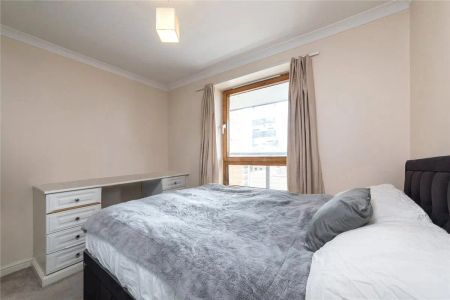 1 bedroom flat in London - Photo 2