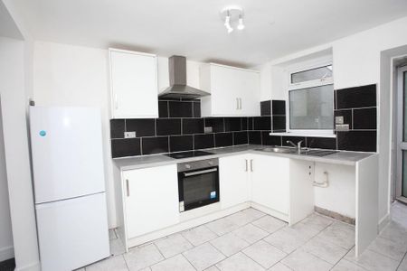 2 bedroom end of terrace house to rent - Photo 3