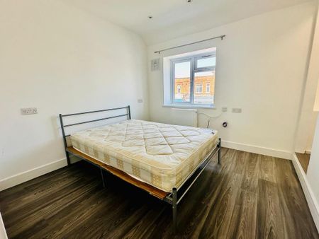 3 bedroom flat to rent - Photo 2