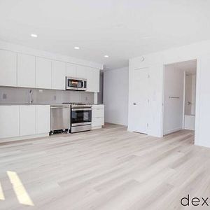 RENT COMMERCIAL DRIVE! BRAND-NEW 2 BED 1 BATH + DEN APARTMENTS! - Photo 2