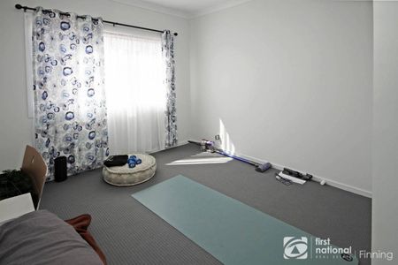 Modern 4 Bedroom Home - Photo 2