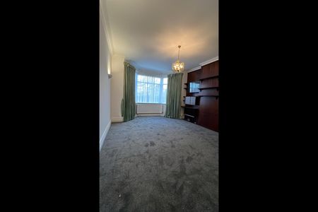 2 Bed Flat, Golders Green Road, NW11 - Photo 3