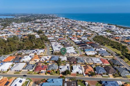 FOR RENT: Stylish Coastal Family Home with Room to Move - 13 Carissa Turn, Halls Head - Photo 5