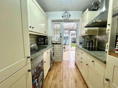 Ashford, Elgin Avenue, TW15 - Photo 2