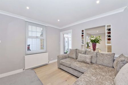 A beautifully presented house with courtyard garden and off-street parking in the centre of Windsor town. - Photo 4